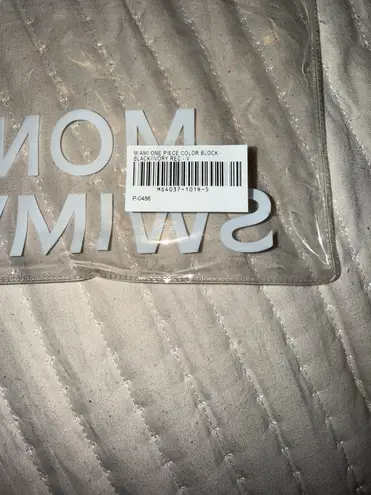 Monday Swimwear MIAMI ONE PIECE - BLACK/IVORY Size v