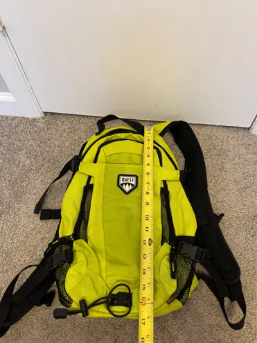 Quest Hydration Pack Backpack 2 Liter yellow Bag Hiking Pockets Water Bladder