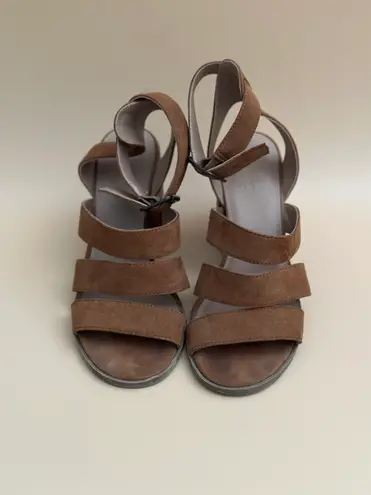 Universal Threads Universal Thread Buckle Ankle Strap Block Heel Sandal Brown Size: 5.5