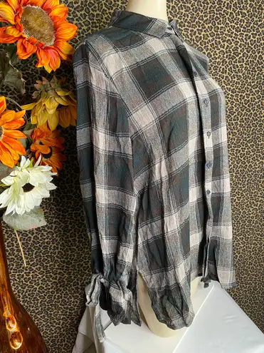 Doe & Rae ✅3/$30✅ NWT Hunter Green Button Down Long Sleeve with Wrist Tie MED