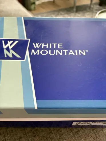 White Mountain size 9 blue suede boots