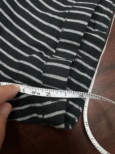 Billabong  Stripe Black Shorts with Pocket Size Small - Image 7