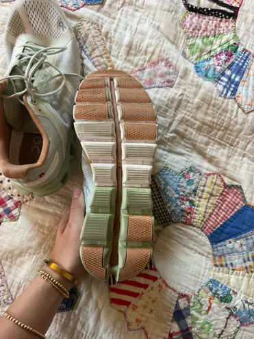 on cloud Running Shoes