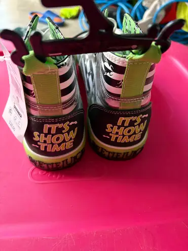 Beetle Juice Sneakers Green Size 9.5