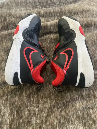 Nike  Team Hustle D (GS) Size 3.5 Y Sneaker Black University Red White (VGC)