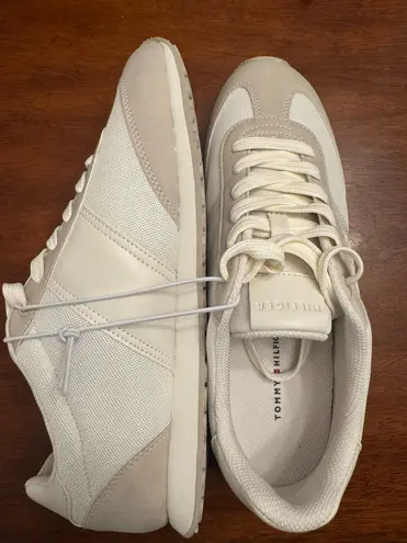 Tommy Hilfiger  Women's Cameo Retro Lace-Up Sneakers Size 10 Women