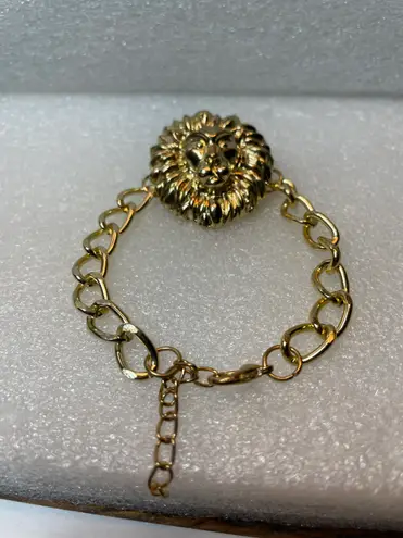 Head Carved Lion Bracelet In Gold Tone