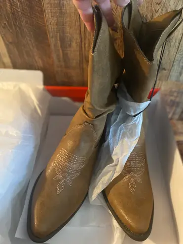 Style & Co New w box  Dannaa Western Boots, size 7