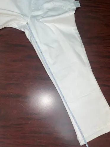 Maurice's NWT  White Mid Rise Cropped Capris Size 2