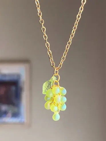 Handmade aurora light green tiny drop Czech glass grape muscat necklace💚