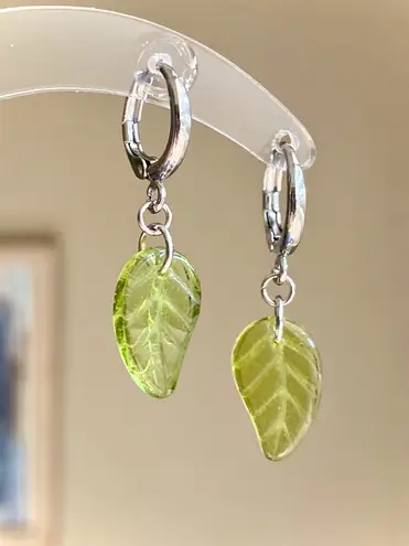 Handmade fairy forest vintage retro aesthetic style simple Czech glass leaf dangle earrings🍃💚