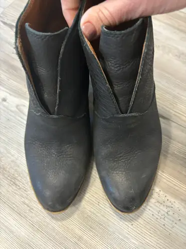 Lucky Brand Ladies Black Pebble Leather Short Boots/Booties Size 8 1/2 medium. Stretch elastic on both sides of tongue/vamp for ease and comfort. Pull-on loop at back. Heel appx 3.25” high. - Image 4