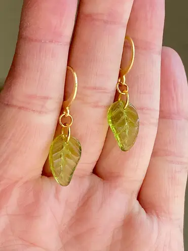 Handmade fairy forest vintage retro aesthetic style simple Czech glass leaf dangle earrings🍃💚