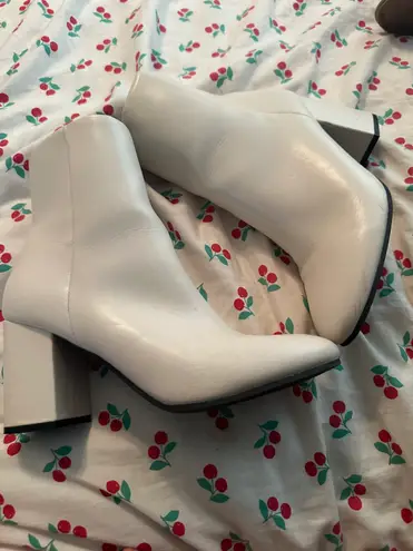 Qupid White Booties