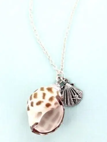 CLAM SHELL AND CONCH SHELL PENDANT NECKLACE