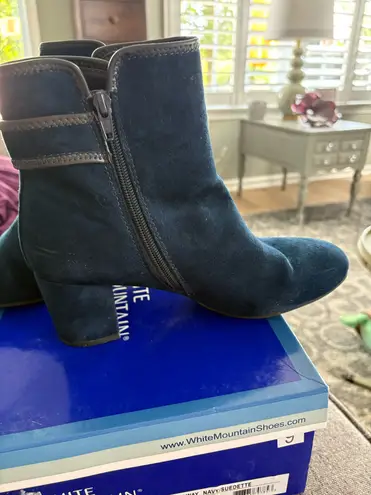 White Mountain size 9 blue suede boots