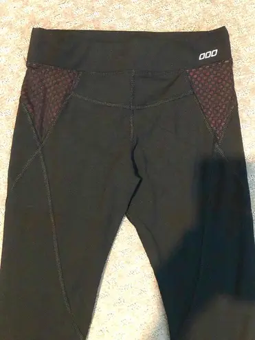Lorna Jane Mint condition  cropped leggings. Black and burgundy. Sz S