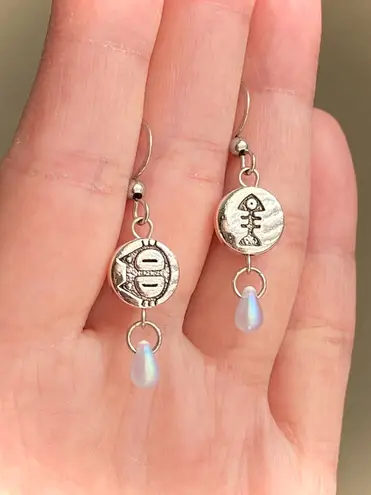 Handmade cat & fish teardrop dangle earrings 🐈🐟