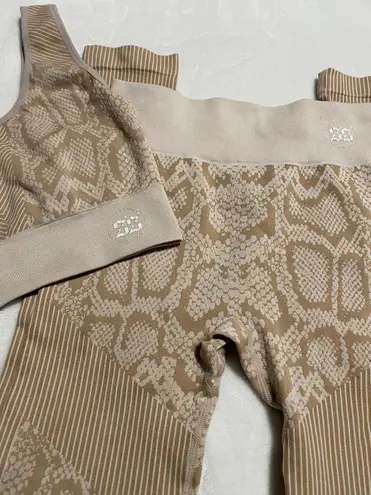 Stay Snatched 2 Pc SET Seamless Snake High Waisted Leggings & Sports Bra Size Médium