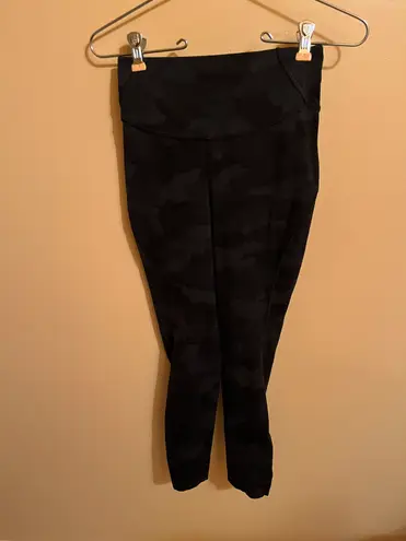 Lululemon Base Pace High-Rise Crop 23” Leggings in Heritage 365 Camo Deep Coal