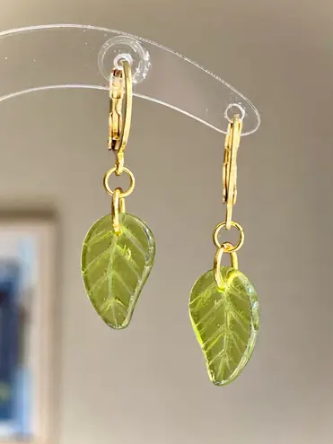 Handmade fairy forest vintage retro aesthetic style simple Czech glass leaf dangle earrings🍃💚