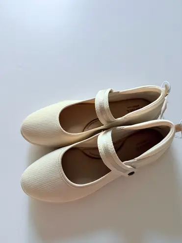 JSPORT Women’s Mary Jane Shoes Cream Beige Casual Flats Arch Support Sz 10 New Tan