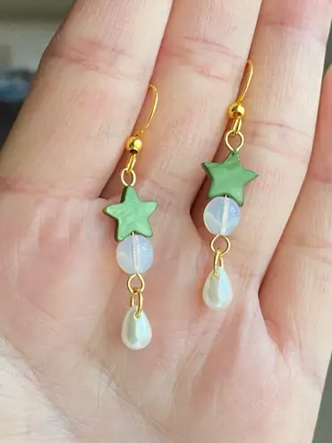 Handmade fairy whimsy star & teardrop dangle earrings💚🌟