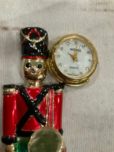 VINTAGE BECORA TOY SOLDIER PIN