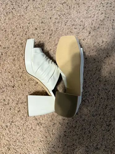 Kenneth Cole  New York Women's Anika Platform Mules in white faux leather size 10