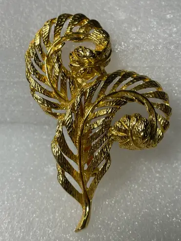 Gold Tone Textured Dual Feather Leaf Brooch Pin