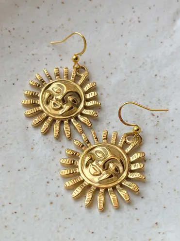 Handmade gold tone stainless steel sun boho retro vintage style earrings☀️