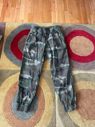 Aritzia TNA Camo Print High Waisted Cropped Jogger Pants Zipper Pockets Size XS