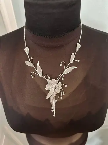 🦋NWOT Gorgeous Silver Flower Crystal Set