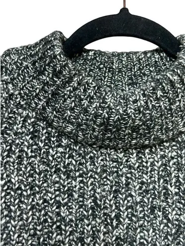 Universal Threads Universal thread, women’s mock turtleneck, pull over sweater, size medium