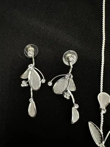 🦋NWOT Gorgeous Silver Flower Crystal Set
