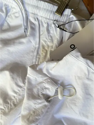 Alo Yoga  cropped 1/4 zip alumni pullover + shorts, white  - Image 5