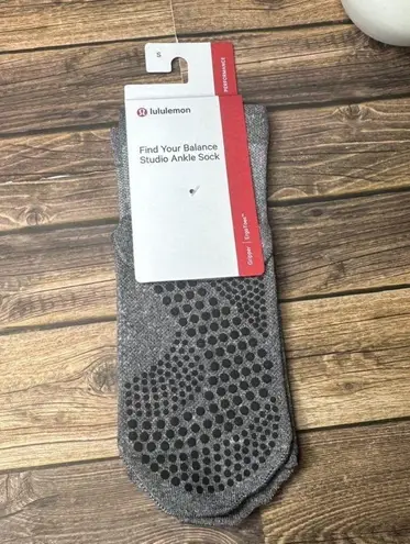 Lululemon Find Your Balance Studio Ankle Sock NWT Size Small (HTGR)