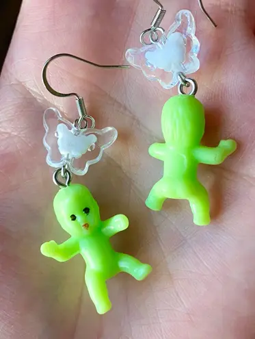 Handmade Kawaii y2k funny funky style neon green baby & butterfly dangle earrings💚👶🦋🌀