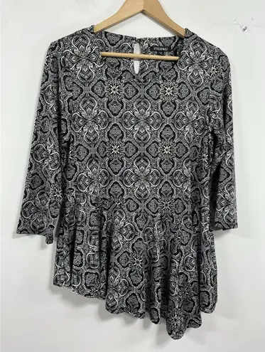 Roz & Ali Womans Petite Fit & Flare Blouse MP Black White Pullover Scoop Neck