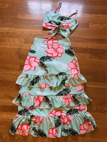 Boutique NWOT Floral layered midi skirt and crop top size M