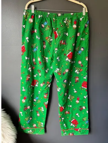 Women's Green Peanuts Christmas Pajama Set Size L