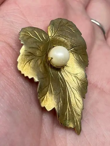 Sarah Coventry Vintage Gold Tone Leaf Faux Pearl Brooch Pin Classy Designer Fall