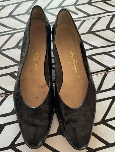 Salvatore Ferragamo  leather textured ballet flats in black size 11