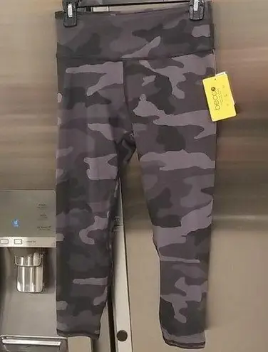 💕BECCO💕 Capri Yoga Leggings ~ Camo Print Size M
