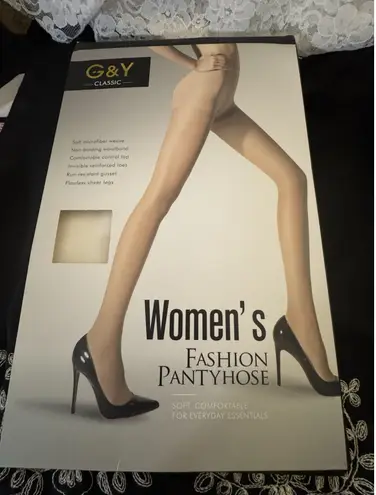 Lot Of 5 Pairs New In Package G&Y Classic Pantyhose, 2 Black, 3 Nude, Size Large Black