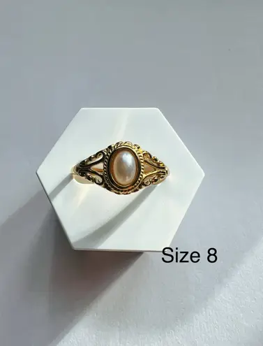 Size 8 Victorian pearl gold ring size 8 with engraving details