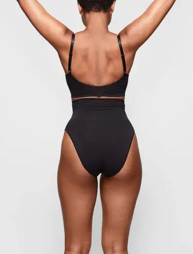 SKIMS seamless sculpt bralette- NWT- onyx