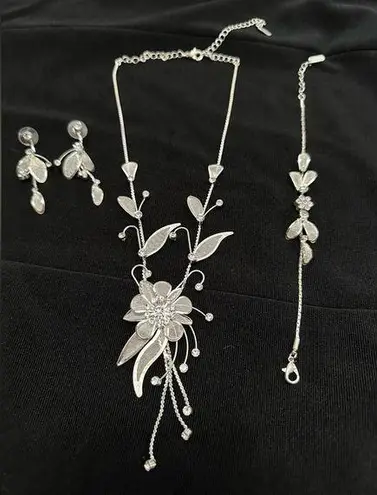 🦋NWOT Gorgeous Silver Flower Crystal Set