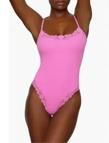 SKIMS Fits Everybody Lace Cami Bodysuit in Neon Orchid - Pink Size L