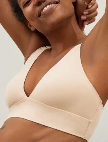 Everlane  ReNew The Invisible Bra Light Tan NWT Seamless Tagless Hook Back